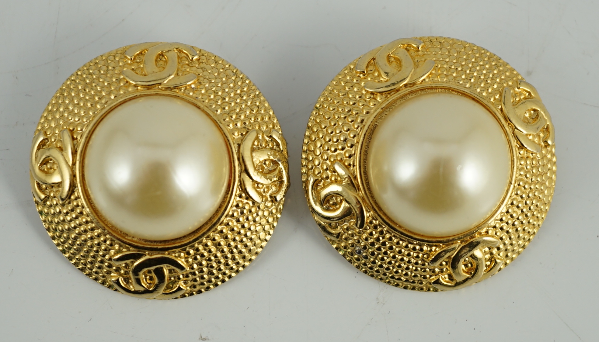 A pair of Vintage Chanel round CC logo button clip-on gold-tone / faux mabe pearl earrings, width 3.5mm, height 3.5mm